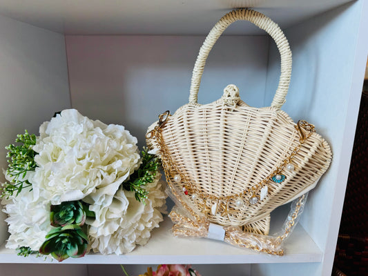 Shell purse with chain strap